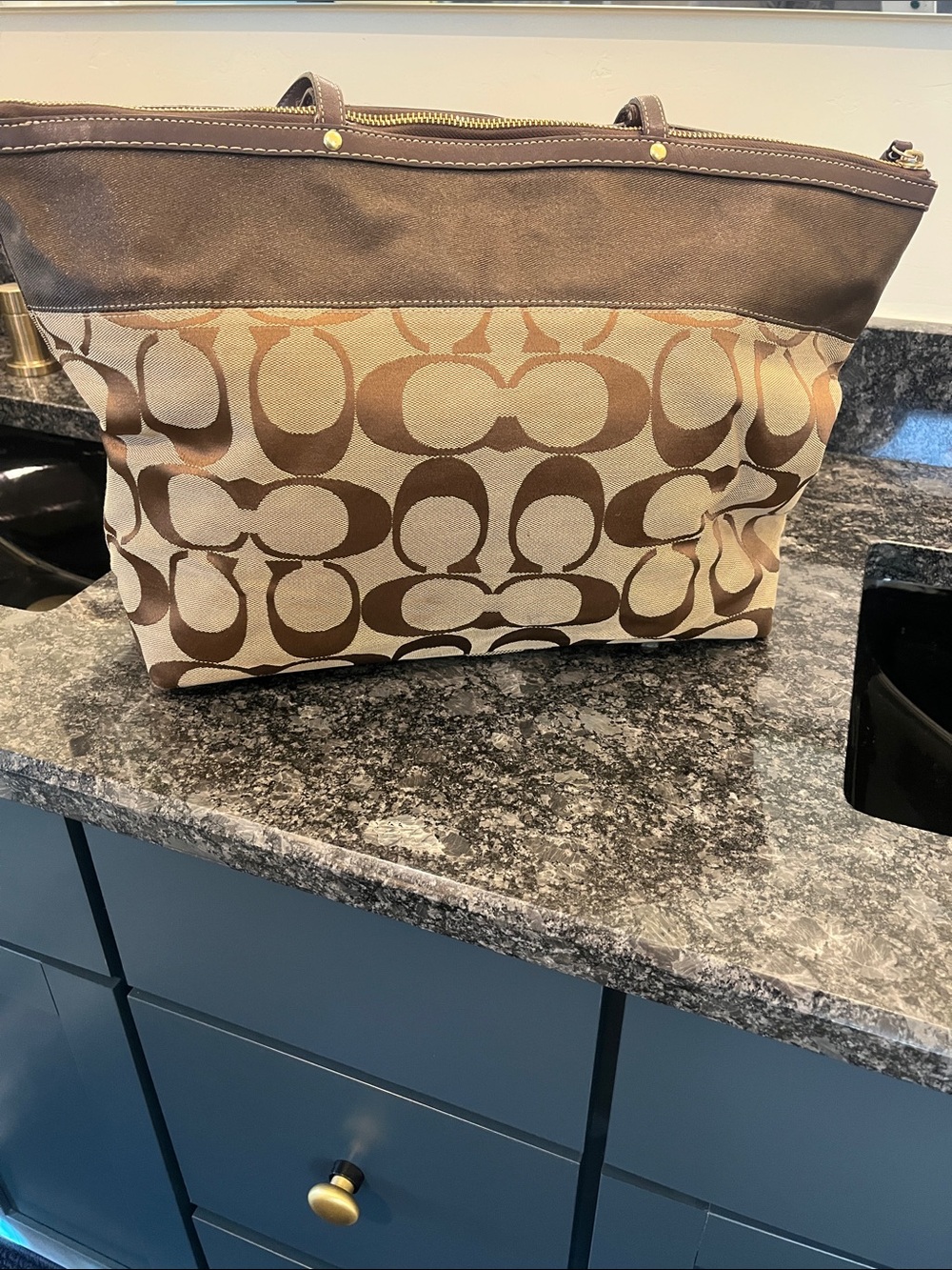 Everyday Hustlin’ Coach Milk Chocolate Brown Signature Canvas Shoulder Tote!! - Picture 2 of 8